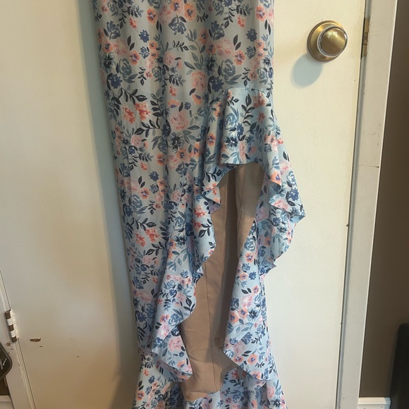 Lovers & Friends Dress with high slit. - Picture 2 of 3